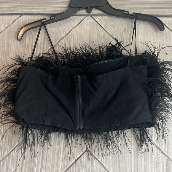 Super cute feathered Bandow top with a zipper back size small - Picture 3 of 3
